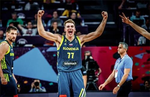 最近几日的皇马球迷。（这几天的皇马球迷）