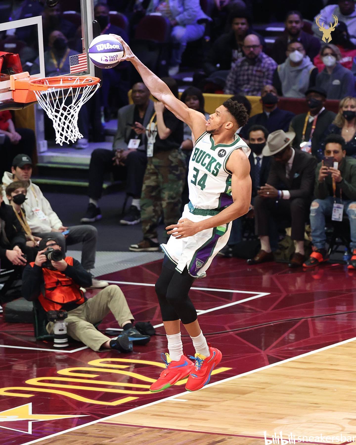 西媒：因退出国家队，亚马尔成西班牙11月被网暴最多的球员（西媒称：亚马尔因退队风波成西班牙11月遭网暴最多的球员）