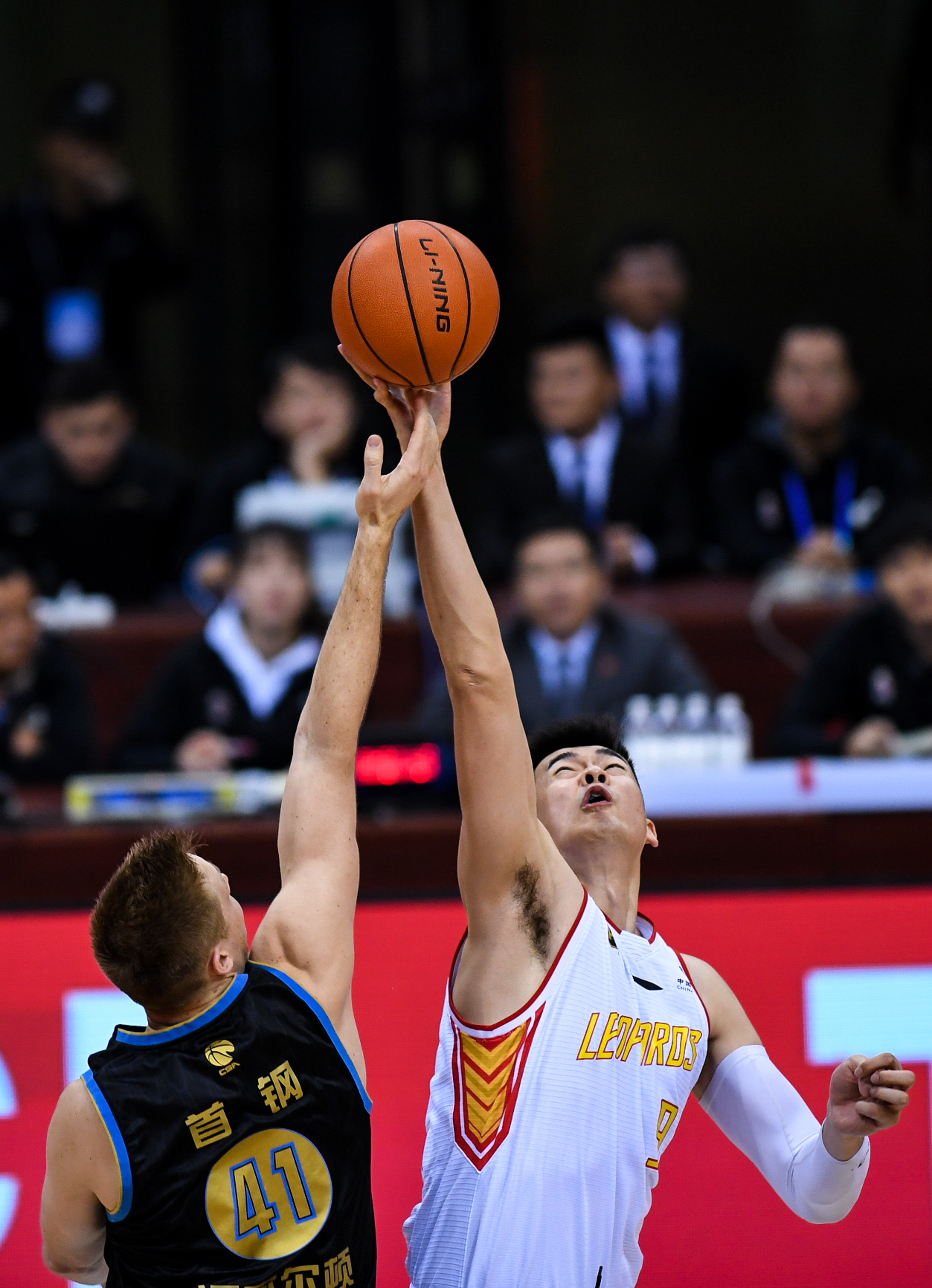 皇马紧急磋商阿隆索去留，齐达内克洛普成新帅候选（皇马紧急讨论阿隆索去留，齐达内与克洛普进入新帅候选名单）