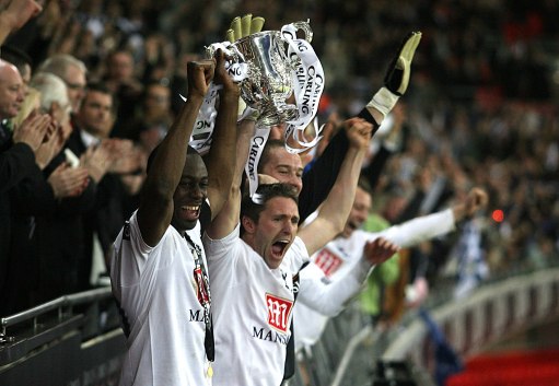 欧足联谈迪亚斯红牌：与对手腿部有强烈不合理接触，危及安全（欧足联回应迪亚斯红牌：对手腿部遭过度不当接触，存在安全风险）