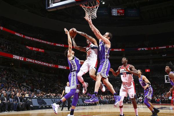 梅西获美职联MVP并率队首夺总冠军，雨中致歉开幕式取消（梅西荣膺美职联MVP率队首夺总冠军，雨中开幕式取消他现场致歉）