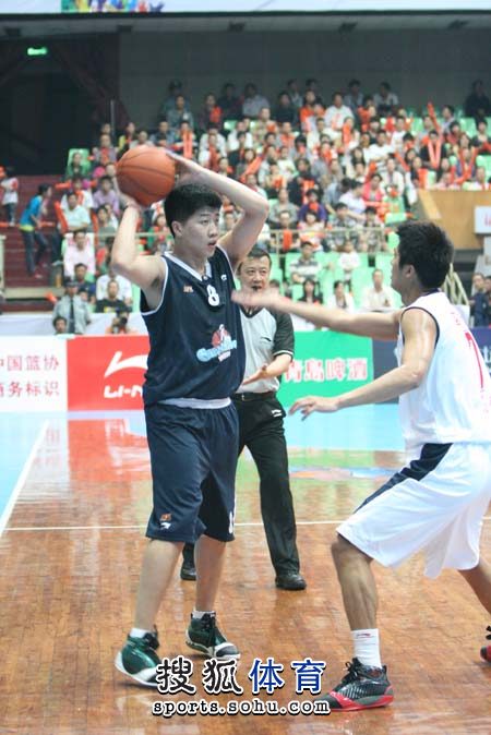 韦德：亚历山大造犯规的方式没问题 他足够聪明知道如何得到哨子（韦德称亚历山大造犯规合理：他足够聪明，知道如何博得吹罚）