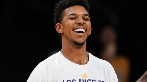 小贾伦·杰克逊半场11中9轰21分，次节6中6轰14分（小贾伦·杰克逊半场11投9中砍21分，次节6投6中再拿14分）