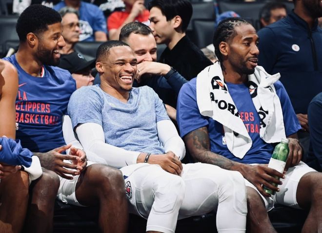 利物浦主力萨拉赫连续三轮替补，怒斥教练斯洛特，暗示可能离队。（利物浦核心萨拉赫连续三轮无缘首发，怒批主帅斯洛特，暗示或将离队）