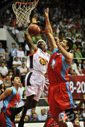 陈林坚空位三分压哨命中，山东队重燃希望之火（陈林坚压哨空位三分得手，山东队士气回升）