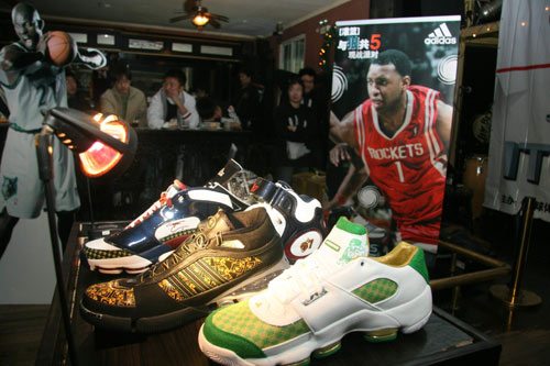 稳定发挥！库里19中9拿到28分10板6助 三项数据领跑全队（状态稳健！库里19投9中砍28分10篮板6助攻，三项数据全队最高）