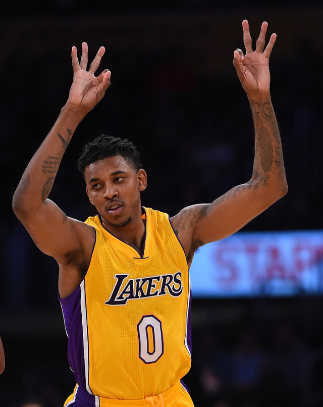 阿姆拉巴特：安东尼不该吃红牌，他并非故意踢对方面部（阿姆拉巴特：安东尼不应被罚下，他并非故意踢中对方脸部）