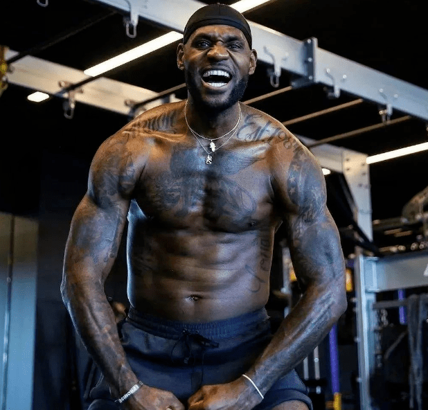 弗兰克：哈维·西蒙斯已处于最佳状态，热刺正逐渐步入正轨（弗兰克称哈维·西蒙斯已达巅峰状态，热刺正渐入佳境）