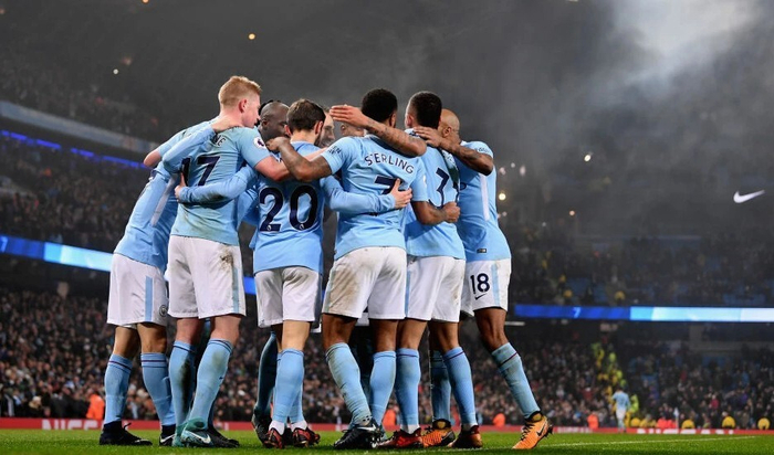 一斯佩齐亚球迷掉进看台和球场之间的沟里，被送进重症监护室（斯佩齐亚球迷跌入看台与球场之间沟渠，伤重送入重症监护室）